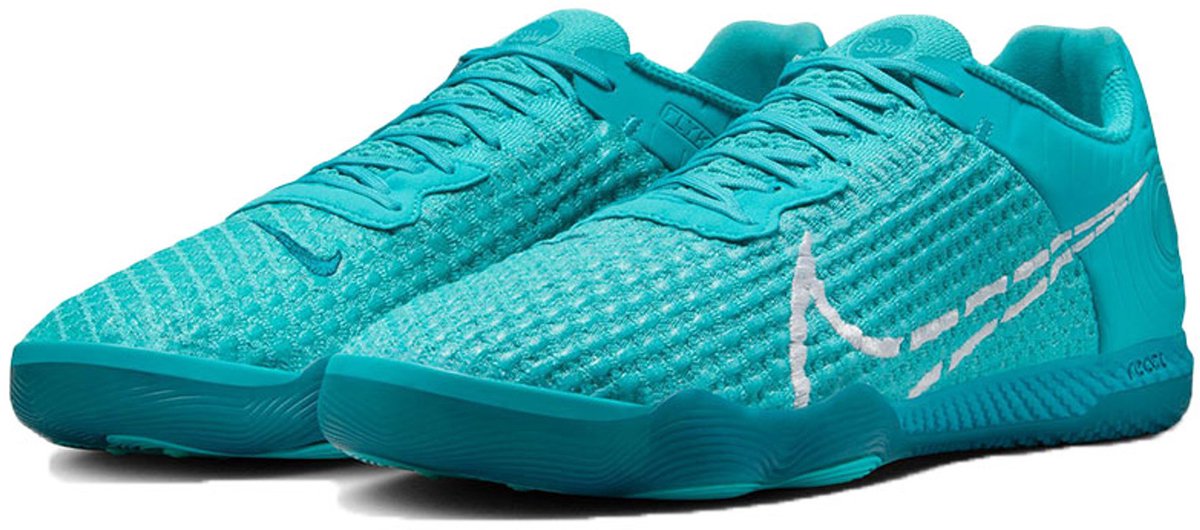 Nike React Gato IC zaalvoetbalschoenen in Dusty Cactus, maat 45.5, met flexibele pods voor demping en controle.