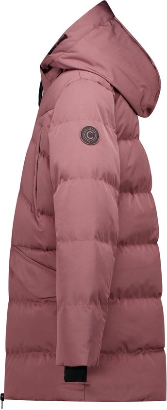 Roze pufferjack met capuchon, zwarte boorden, ritssluiting en badge op de mouw. Zichtbaar van de zijkant.