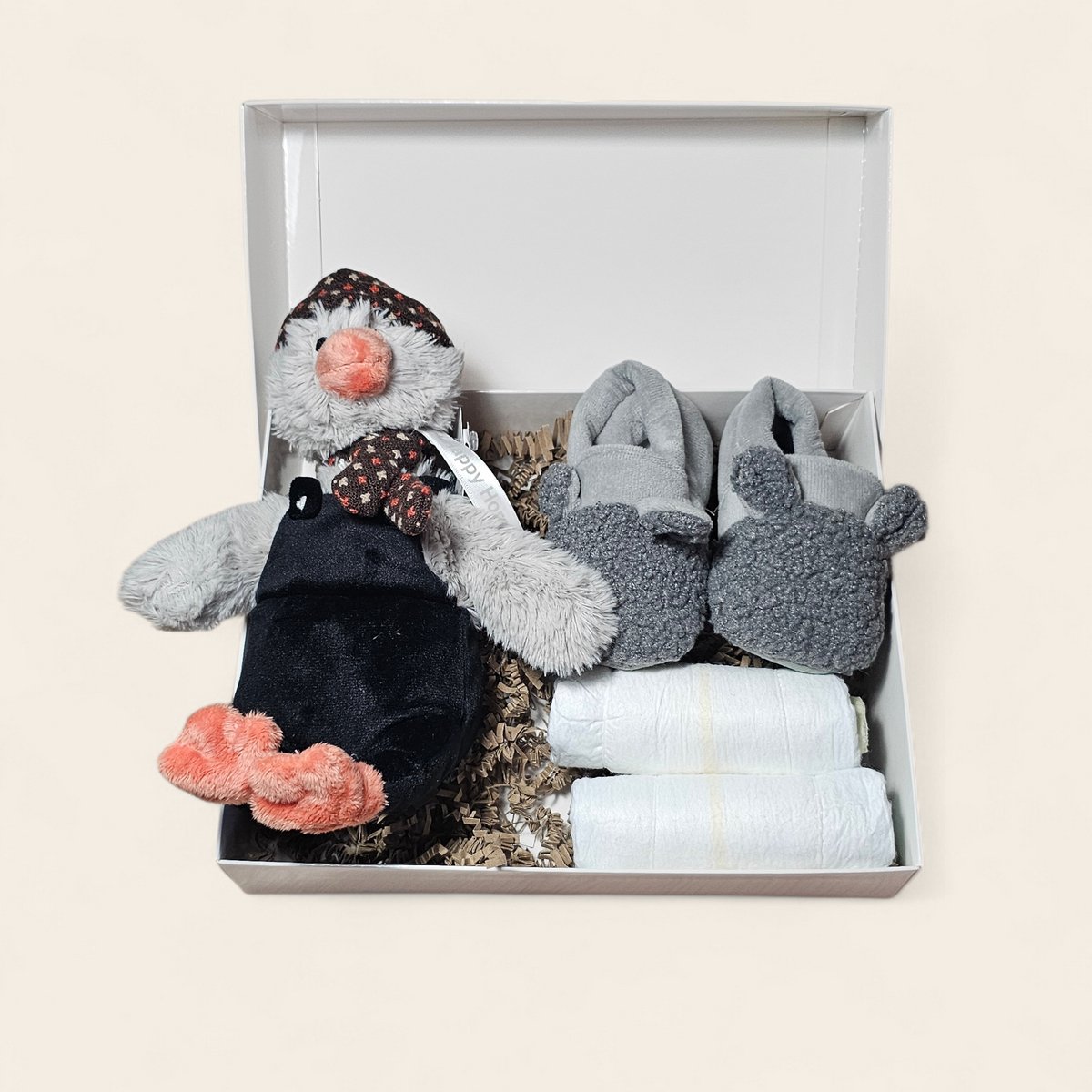 Luxe kraamcadeau – met luiers, Apollo slofjes en Pinguïn Polar knuffel