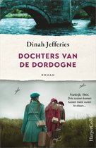 Boekcover 'Dochters van de Dordogne' met drie meisjes in trenchcoats en hoofddeksels, met koffers, in Frankrijk 1944. Vliegtuigen in de lucht.