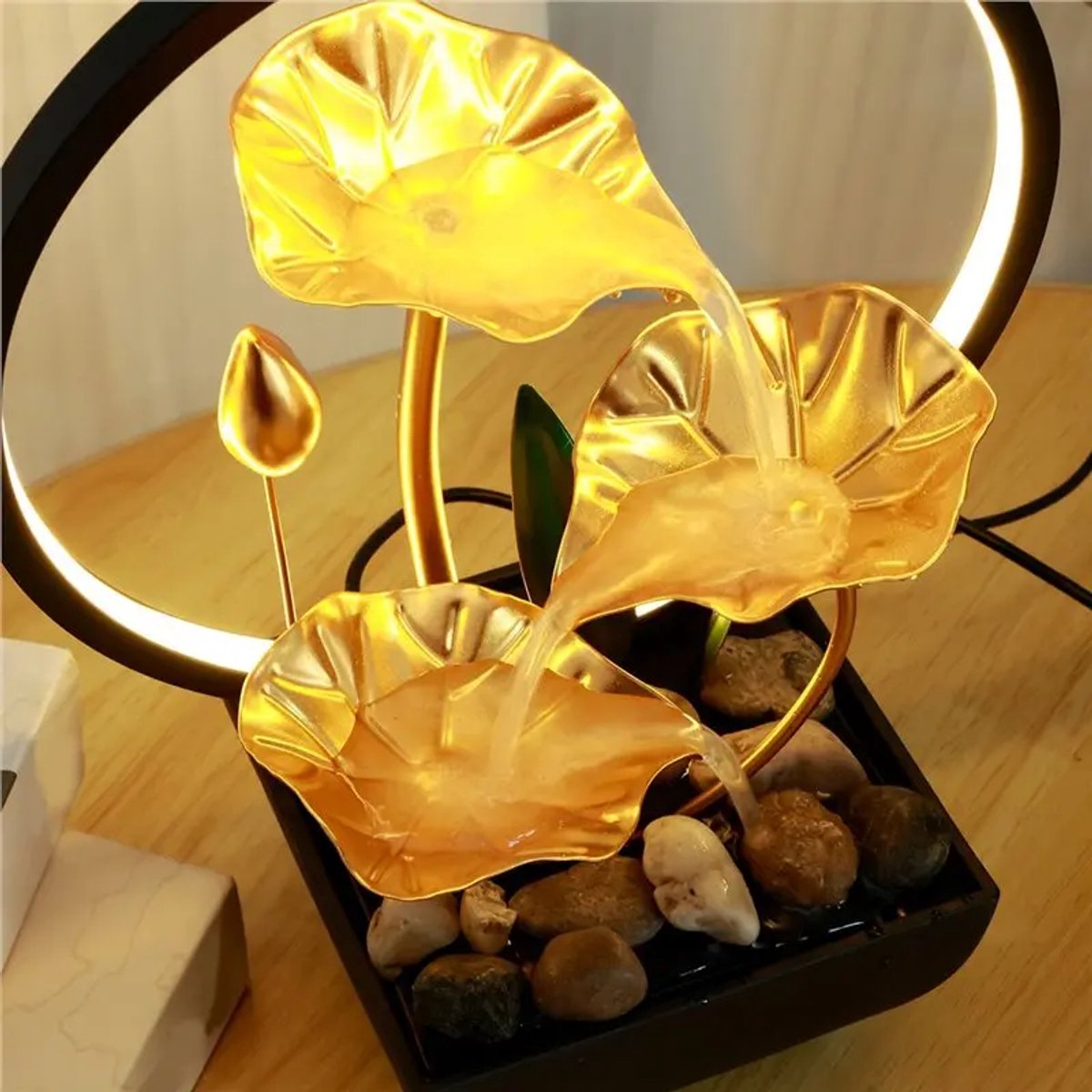 Moderne Lotus Waterval TafelFontein met LED LichtRing – 3-Lagen Waterornament van Metaal – Rustgevende Binnenfontein voor Woonkamer, Slaapkamer, Kantoor & Yoga – 22×13×28 cm thumbnail 3