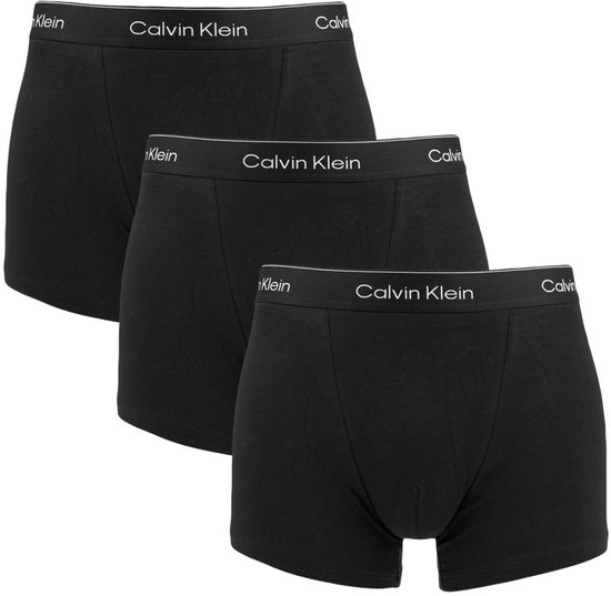 Drie zwarte Calvin Klein boxershorts, in een gestapeld ontwerp.