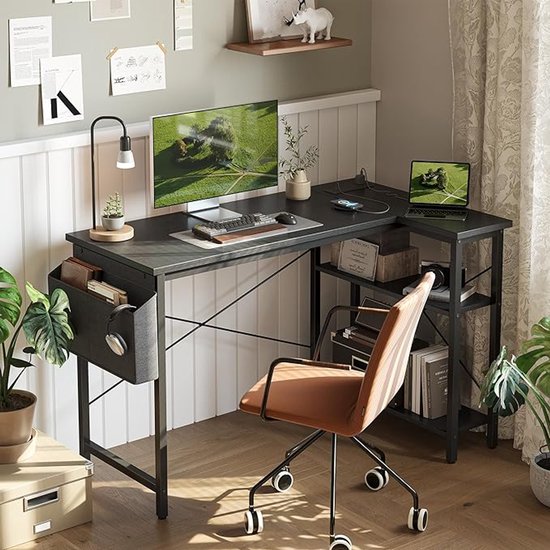 L-vormig Hoekbureau 100×70 cm – Met Stopcontacten, USB-A 3.0 & USB-C – Omkeerbaar Ontwerp – 2-Laags Opbergrek, Zijvakken & Sterk X-Frame – Zwart – Compact Gaming- & Thuiskantoorbureau
