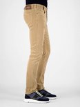 Zijzicht van een man in een beige corduroy broek met Gardeur logo, gedragen met blauwe sneakers.