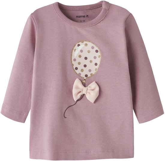 T-shirt rose pâle à manches longues avec un imprimé ballon orné d'un nœud et de pois dorés.