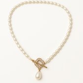 Gouden ketting met ovale zoetwaterparels, zirkonia en een peervormige hanger.