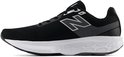Zwarte New Balance sportschoen, zilveren N-logo, witte zool met geometrisch patroon.