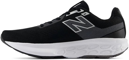 Zwarte New Balance sportschoen, zilveren N-logo, witte zool met geometrisch patroon.
