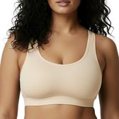 Close-up van een vrouw in een beige naadloze bh met racerback-stijl bandjes.
