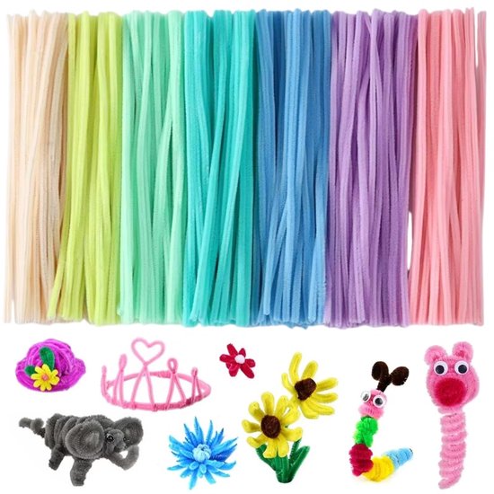 Een assortiment van 100 gekleurde pijpenragers in pastelkleuren, van lichtgeel tot roze, met knutselwerkjes van pijpenragers eronder: olifant, kroon, bloem, rups en varken.
