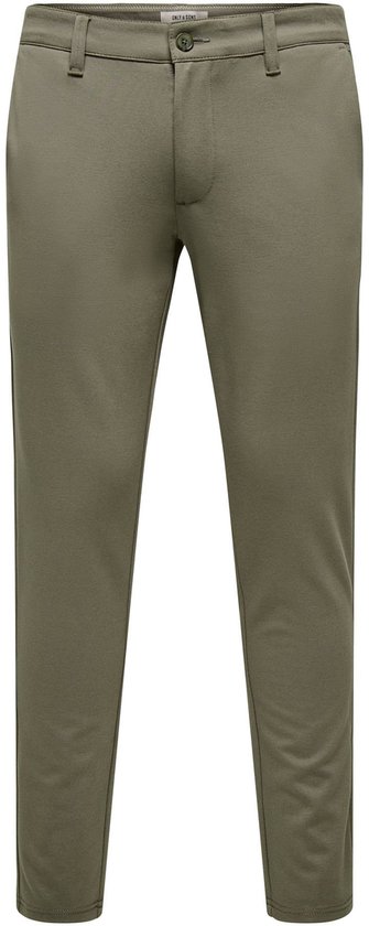 Olijfgroene slim-fit chino, gedetailleerd met riemlussen en knoopsluiting.