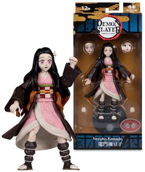 Actiefiguur van Nezuko Kamado in verpakking, met haar roze jurk, bruine jas en ruitpatroon.