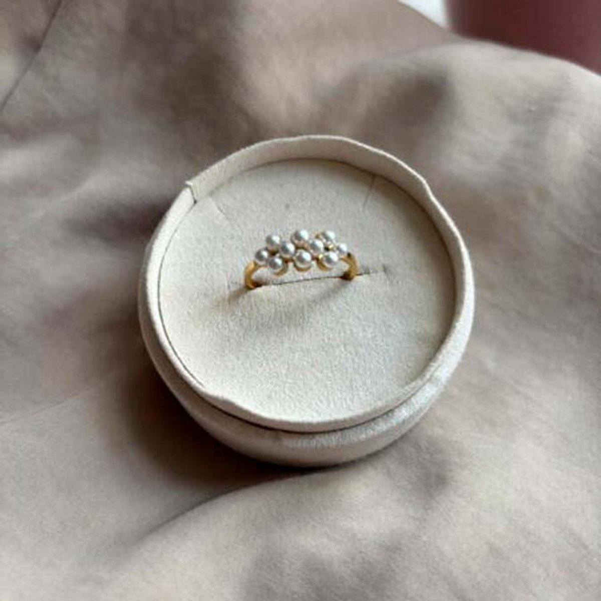 Wolff Jewelry - Sally Mini Parel Ring - verstelbaar- Gold Plated - Verguld - Goudkleurig - Dames - Cadeau - dochter - vrouw – vriendin – moeder - verjaardag