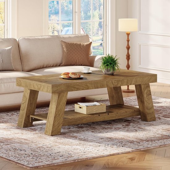 Houten salontafel met open opbergruimte, met een mandje met een servet, en gebakjes op de tafel.
