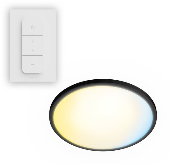 Philips afstandsbediening naast een ronde plafondlamp die warm- en koelwit licht uitstraalt.
