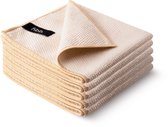 Een stapel van vijf beige microvezeldoekjes met een zwart fibb-label.