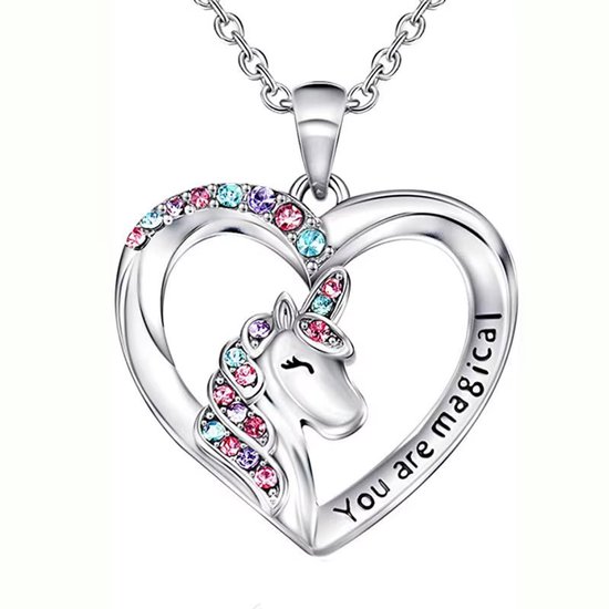 Zilverkleurige ketting met een hartvormige hanger, bezet met eenhoorn en gekleurde kristallen. Tekst: "You are magical".