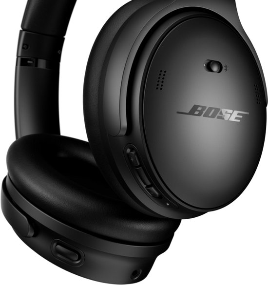 Detail van een zwarte Bose QuietComfort koptelefoon. BOSE logo op de oorschelp met zichtbare knoppen.