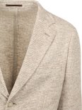 Detail van beige colbert met kleine ruitjes, revers en knoop.