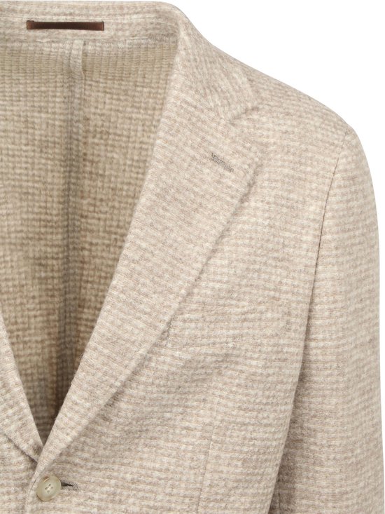 Detail van beige colbert met kleine ruitjes, revers en knoop.