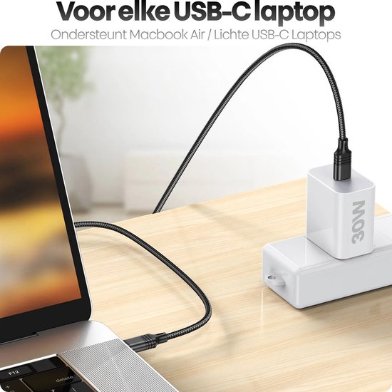 Witte 30W USB-C oplader laadt een laptop op met een zwarte gevlochten kabel.