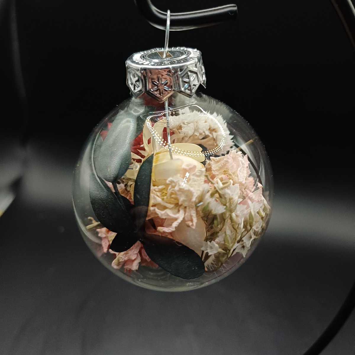 Glazen kerstbal 57mm incl. fleurige droogbloemen - cadeau - decoratie - interieur - kerstboom - kerstverlichting - kerstcadeau - wensen - fleurig