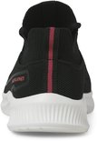 Achterkant van zwarte sneaker met witte zool en rode strepen op de hielband.