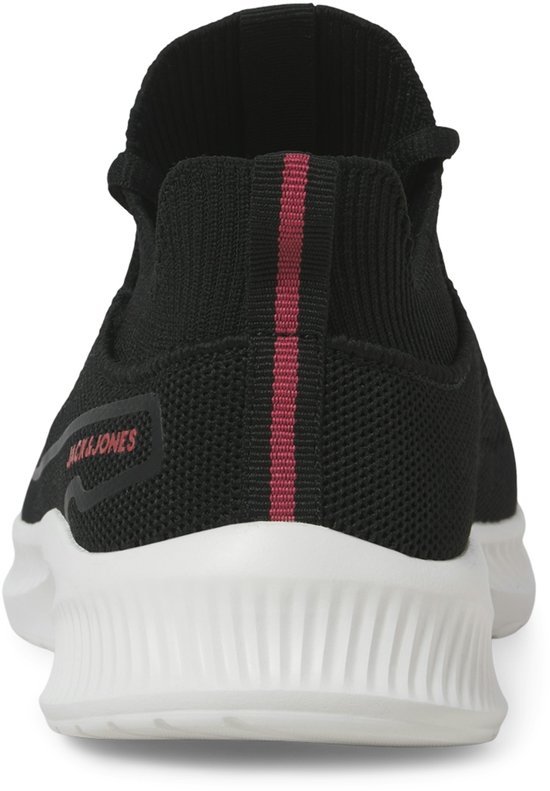 Achterkant van zwarte sneaker met witte zool en rode strepen op de hielband.