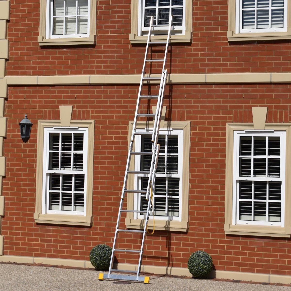 Trade Master Pro® 3-delige Opsteekladder – 3,99 m – 150 kg Draagvermogen – EN131 Professioneel-gecertificeerd – Antisliptreden – Auto-vergrendel Clips – Lichtgewicht Aluminium Ladder
