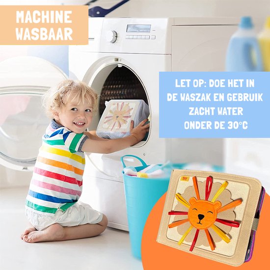 Kind stopt speelgoedboek met leeuw in de wasmachine. Het boek kan gewassen worden.