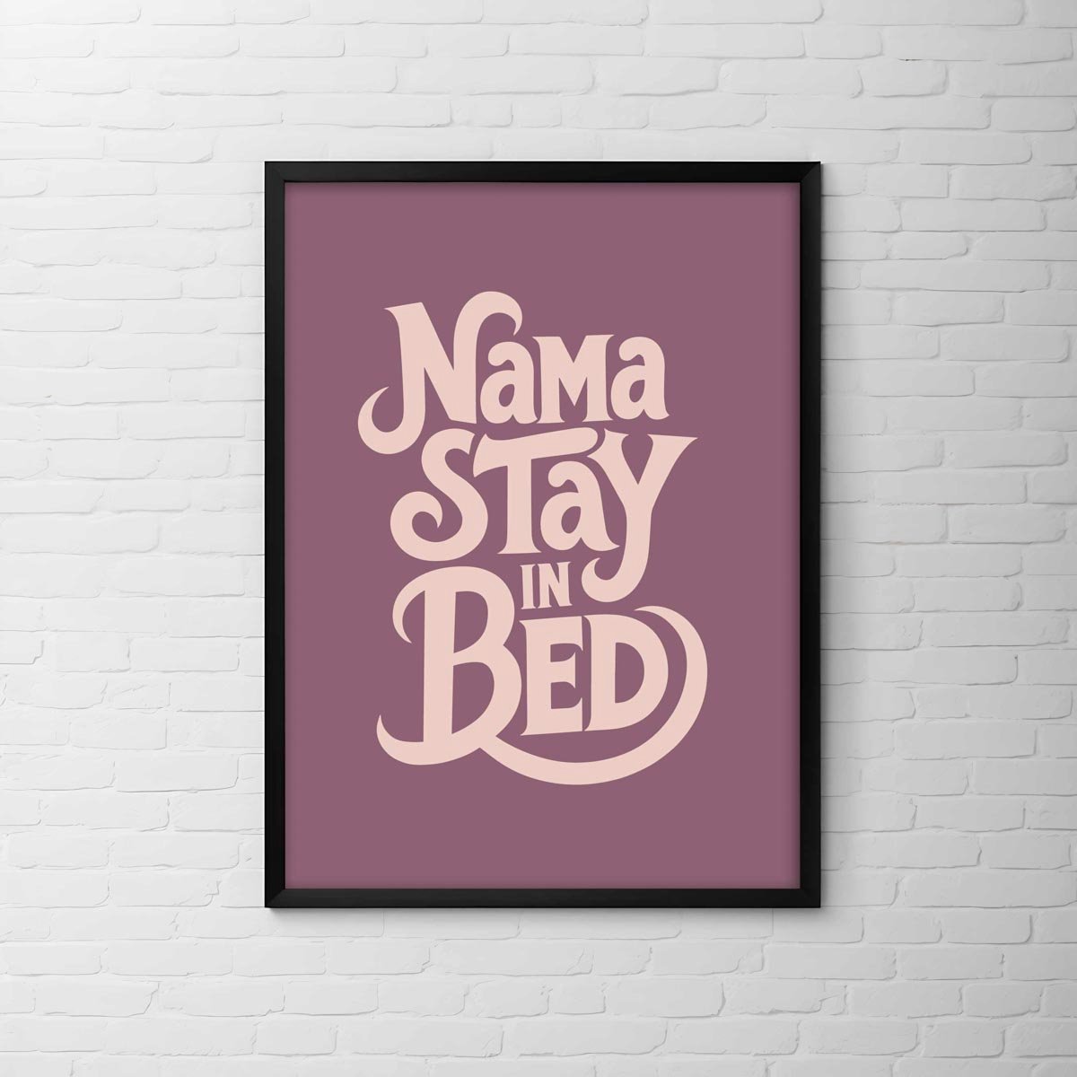 Yoga Poster “Namastay in Bed” Medium 30x40 cm - Yoga Humor Wanddecoratie - Selfcare poster Perfect voor Ontspanning en Zelfzorg