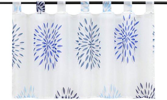 Wit, transparant vitrage met verschillende blauwe en grijze bloemenpatronen, gehangen aan lussen.
