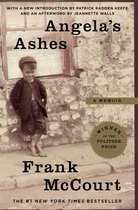 Boek 'Angela's Ashes' van Frank McCourt. Een jongetje in donkere kleding staat voor een stenen muur. Winnaar van de Pulitzerprijs.