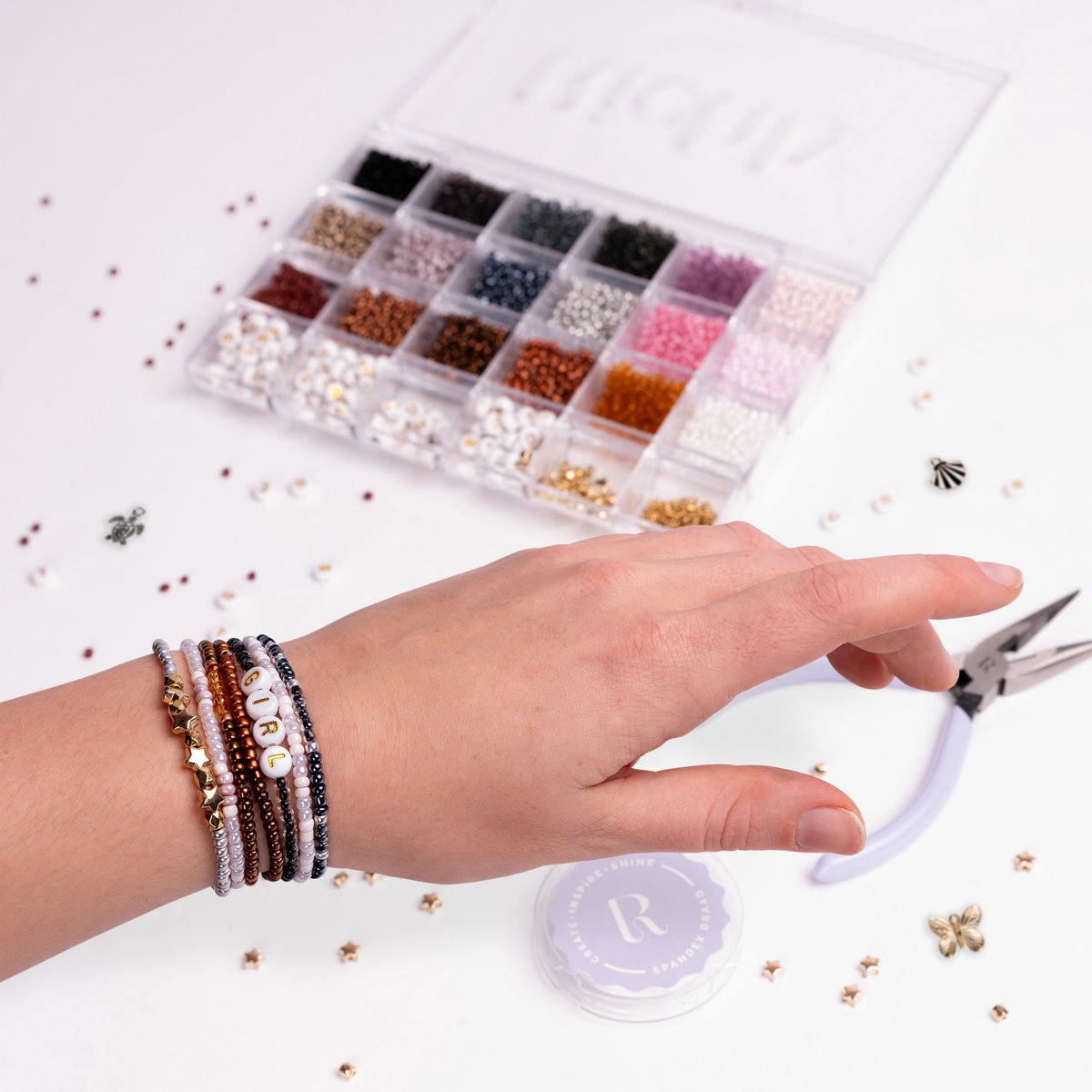 Richly® Kralen set Luxe - gratis E-BOOK & Instructieboekje - Complete set & Premium verpakking - 4500+ kralen - 6 Bedels & Gouden RVS-accessoires - Armbandjes maken meisjes - Sieraden Maken - Goud & Herfstkleuren - Letterkralen - Kralenketting — afbeelding 2