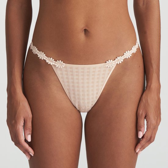 Nude string met bloemenrand en ruitjespatroon op de voorkant.