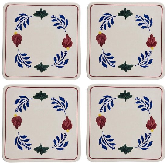 Set van vier vierkante onderzetters met een delfts blauw-achtig bloemendessin in rood, blauw en groen.