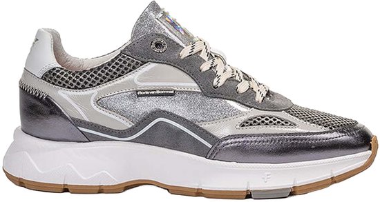 Zilverkleurige lage sneaker met veters, mesh, glitter en metallic details. De sneaker heeft een witte zool met bruine loopzool.