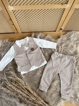 luxe baby pak -jongensset-jongenspak- drie delige katoenen baby set- vest (gilet), broek ,poloshirt met strikje-kleur beige bruin wit -12 tem 18 maanden maat 86