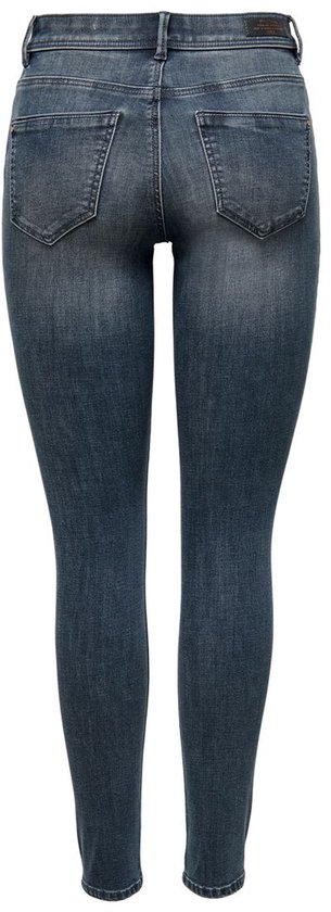 Achterkant van een donkerblauwe skinny jeans met middelhoge taille, lichte wassing en achterzakken.