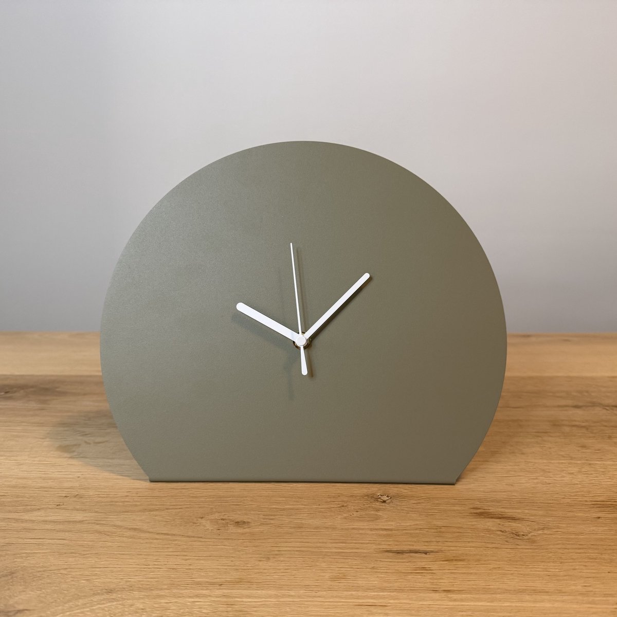 Klok DRIFT - OLIJFGRIJS - Tafelklok - Hoogte 24,6 cm - Diameter 30 cm