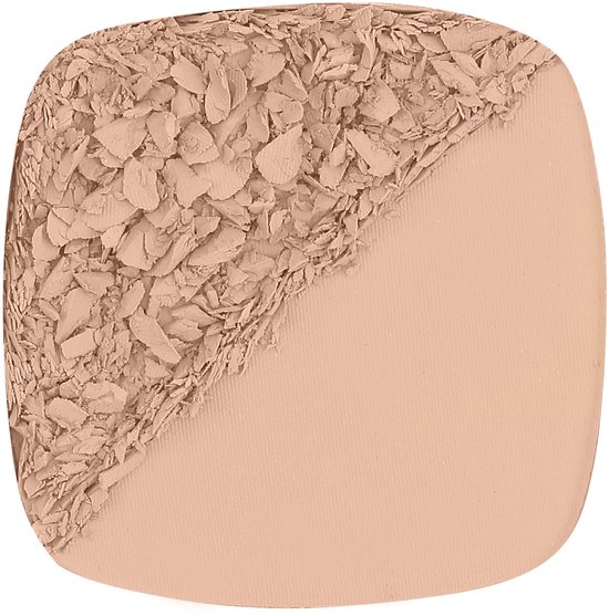 L'Oréal Paris True Match poeder in compact. De poeder heeft een gebroken textuur aan de linkerzijde en is glad aan de rechterzijde.