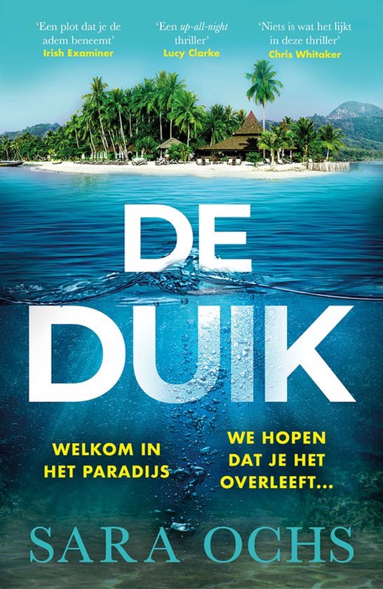Boekomslag van 'De Duik' van Sara Ochs met de titel in grote witte letters op een blauwe achtergrond. Boven de titel een tropisch eiland met palmbomen en een huisje, onder de titel de tekst 'Welkom in het paradijs. We hopen dat je het overleeft...' met onderwater bubbels.