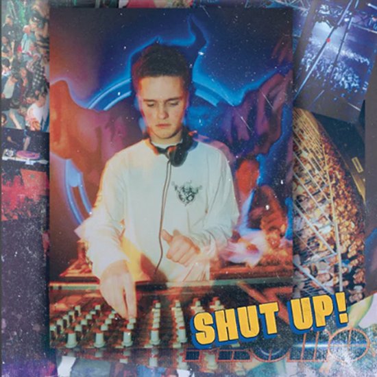 Jonge DJ in wit shirt met koptelefoon draait aan knoppen, tekst 'SHUT UP!'