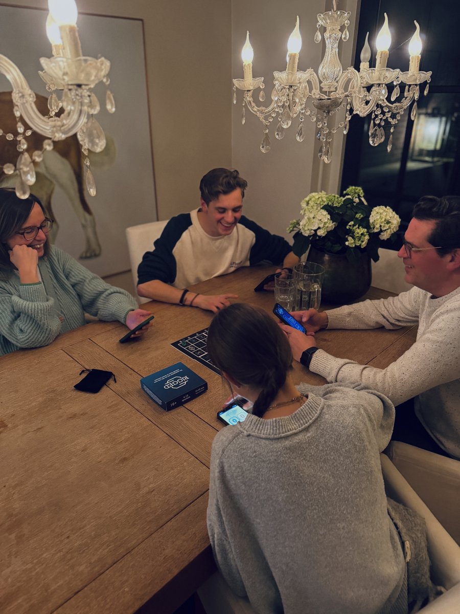 Rigged - Hilarisch partyspel - 1000+ persoonlijke vragen, dilemmas & bluffen - Gezelschapsspel volwassenen - 2-12 spelers - 16+ — cadeau in Partyspellen - foto 5