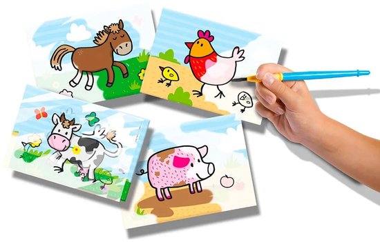 Een hand kleurt een boerderijtafereel met paard, kip, koe en varken met water en kwast.