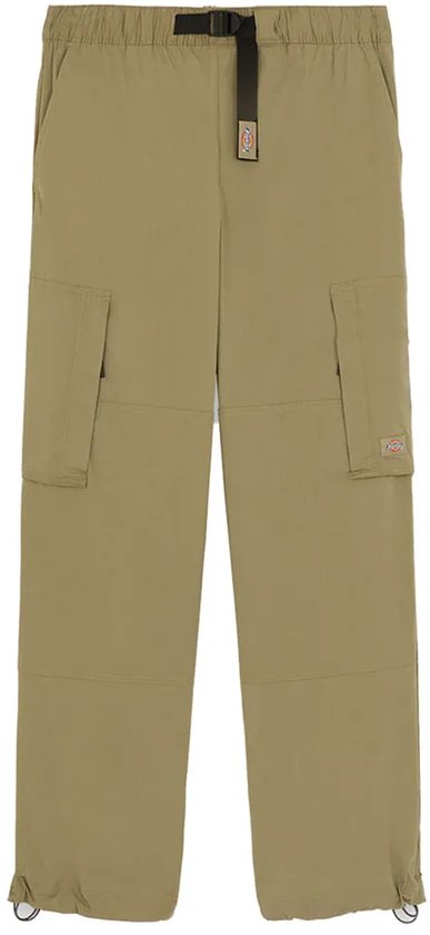 Lichtbruine cargobroek met een zwarte gesp, een riem, en koordjes aan de onderkant.
