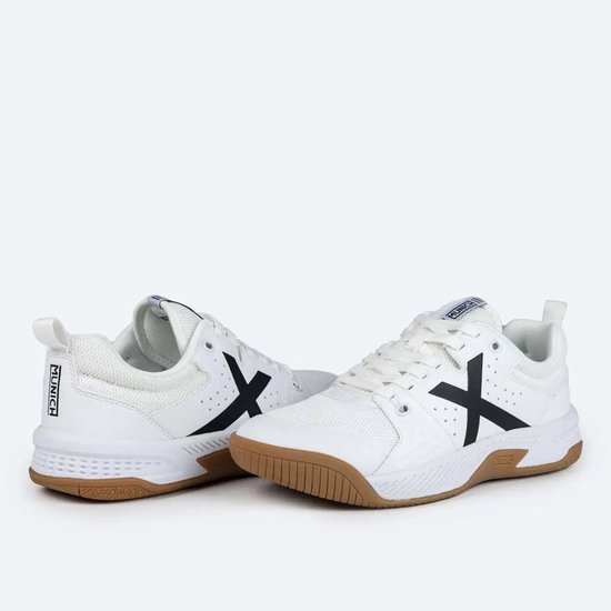 Witte Munich sportschoenen met zwarte X logo's, bruine zool en wit met zwart