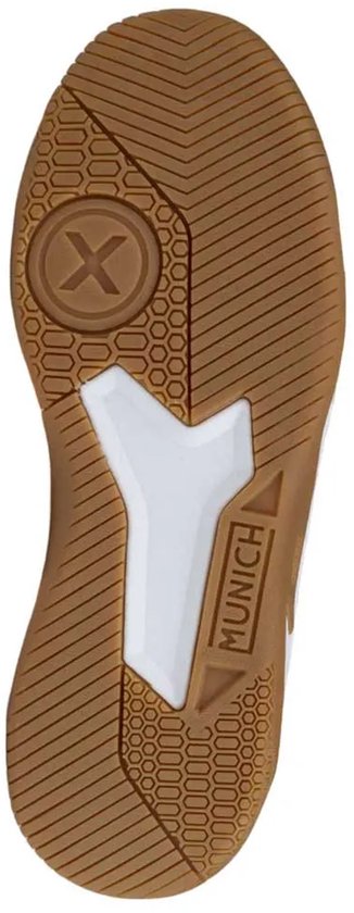 Onderkant van een witte Munich sportschoen met bruine zool met grip en "Munich" logo.