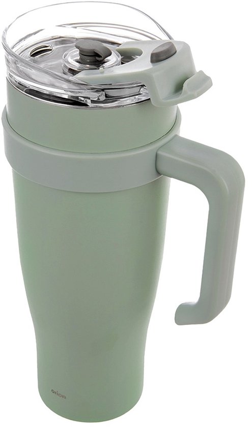 Een lichtgroene thermosbeker met een helder deksel met een grijze klap, en een handvat, op een witte achtergrond.