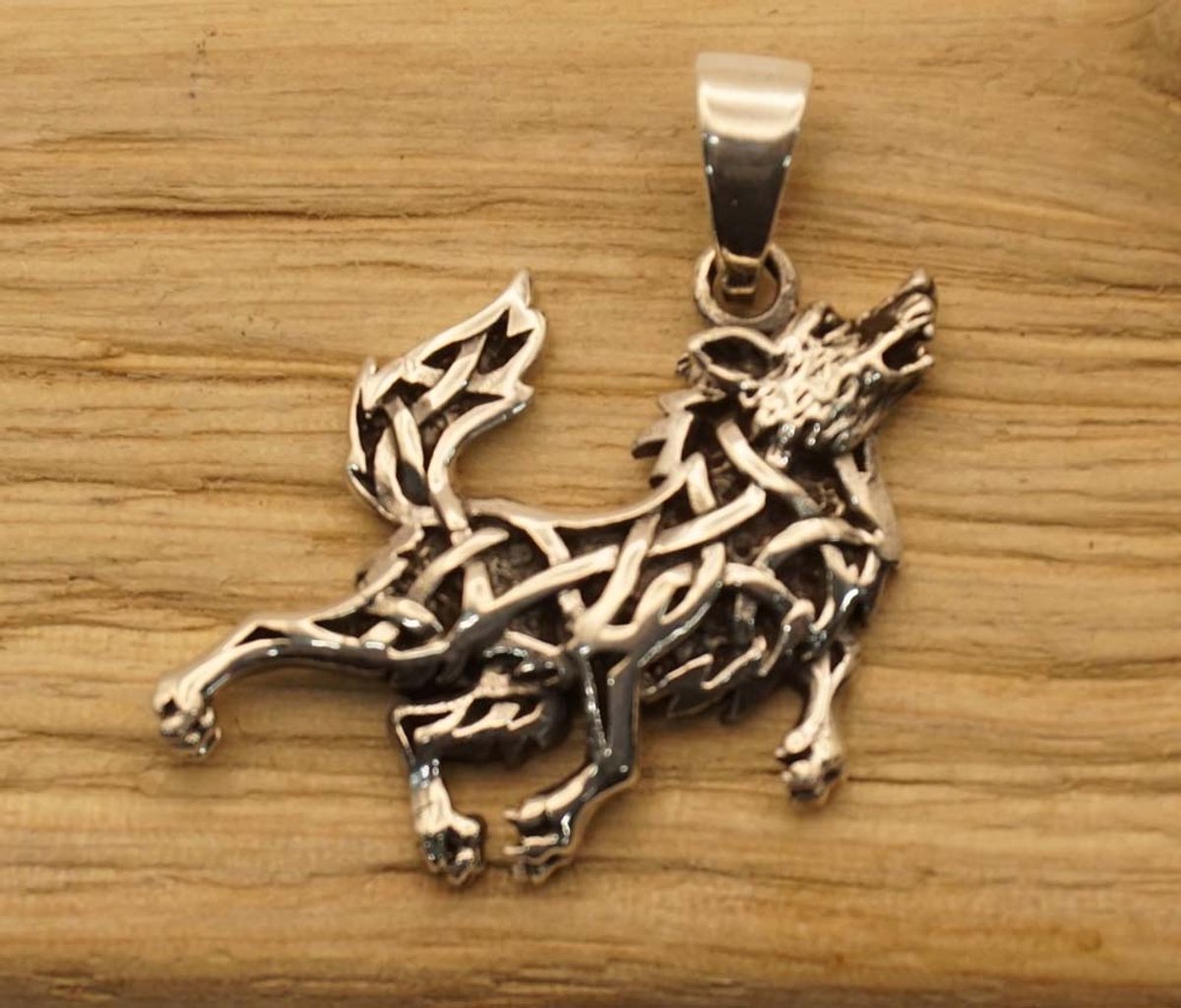 Keltisch huilende wolf hanger van sterling zilver - wolf hangertje van 925 zilver - silver celtic howling wolf pendant - keltische dieren hangers - celtic dieren bedel voor aan ketting - wolven liefhebbers hangers - vrouwen en heren hangers